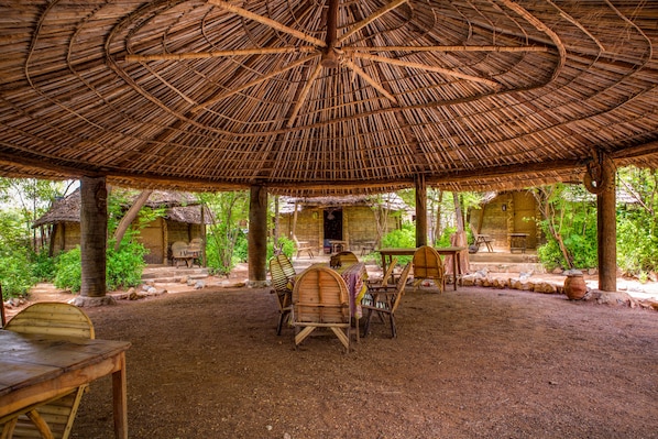 Breakfast, lunch, dinner served; local and international cuisine  - Campement Solidaire De Badian (Tonboronkoto)