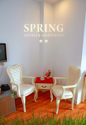 32 インチの液晶テレビ (ケーブル放送視聴可)、テレビ、書庫