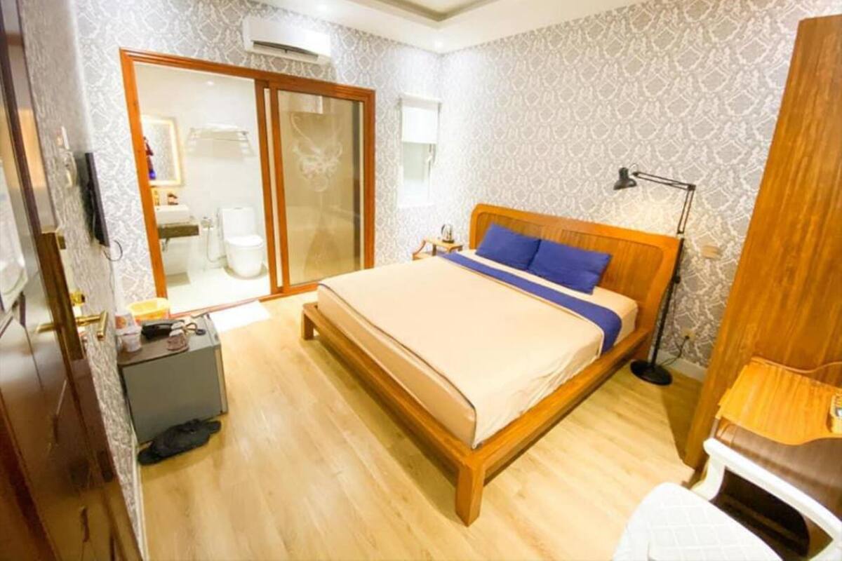 Deluxe Double Room | Minibar, desk, soundproofing, iron/ironing board