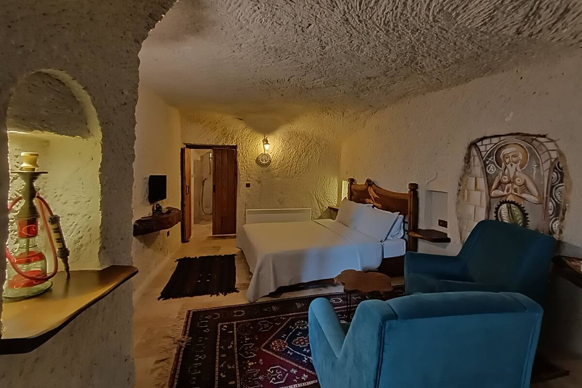 Cave Suite | Premium bedding, blackout drapes, soundproofing