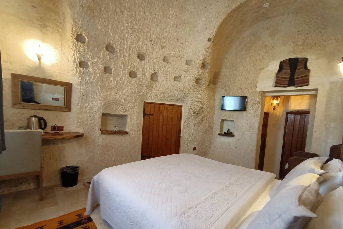 Deluxe Cave Room | Premium bedding, blackout drapes, soundproofing