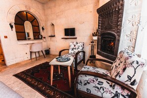 Deluxe Stone Room | Living area