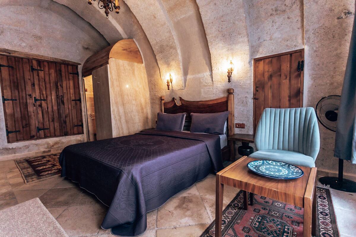 Premium bedding, blackout drapes, soundproofing