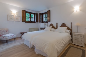 Double or Twin Room, Non Smoking | Soundproofing, cots/infant beds, free WiFi, bed sheets