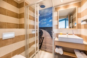 Chambre familiale | Salle de bain | Douche, séchoir à cheveux, serviettes fournies