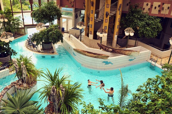 Piscine couverte, piscine extérieure, chaises longues