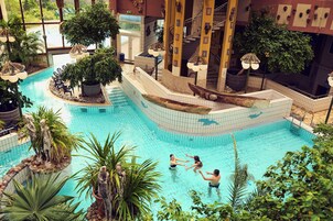 Una piscina techada, una piscina al aire libre