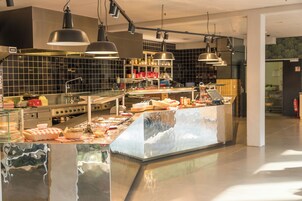 Desayuno buffet diario (EUR 14.50 por persona)