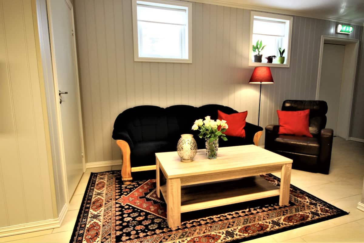 family room, accessible | view from room