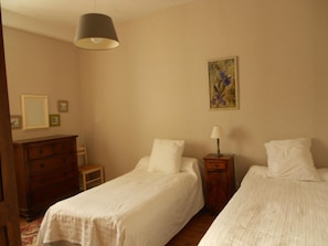 Double or Twin Room | Individually decorated, individually furnished, desk, blackout drapes - La Tour de Lavalette (Angouleme)