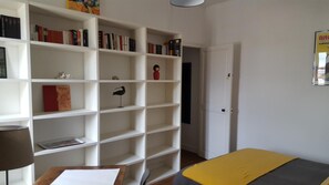 Individually decorated, individually furnished, desk, blackout drapes - La Tour de Lavalette (Angouleme)