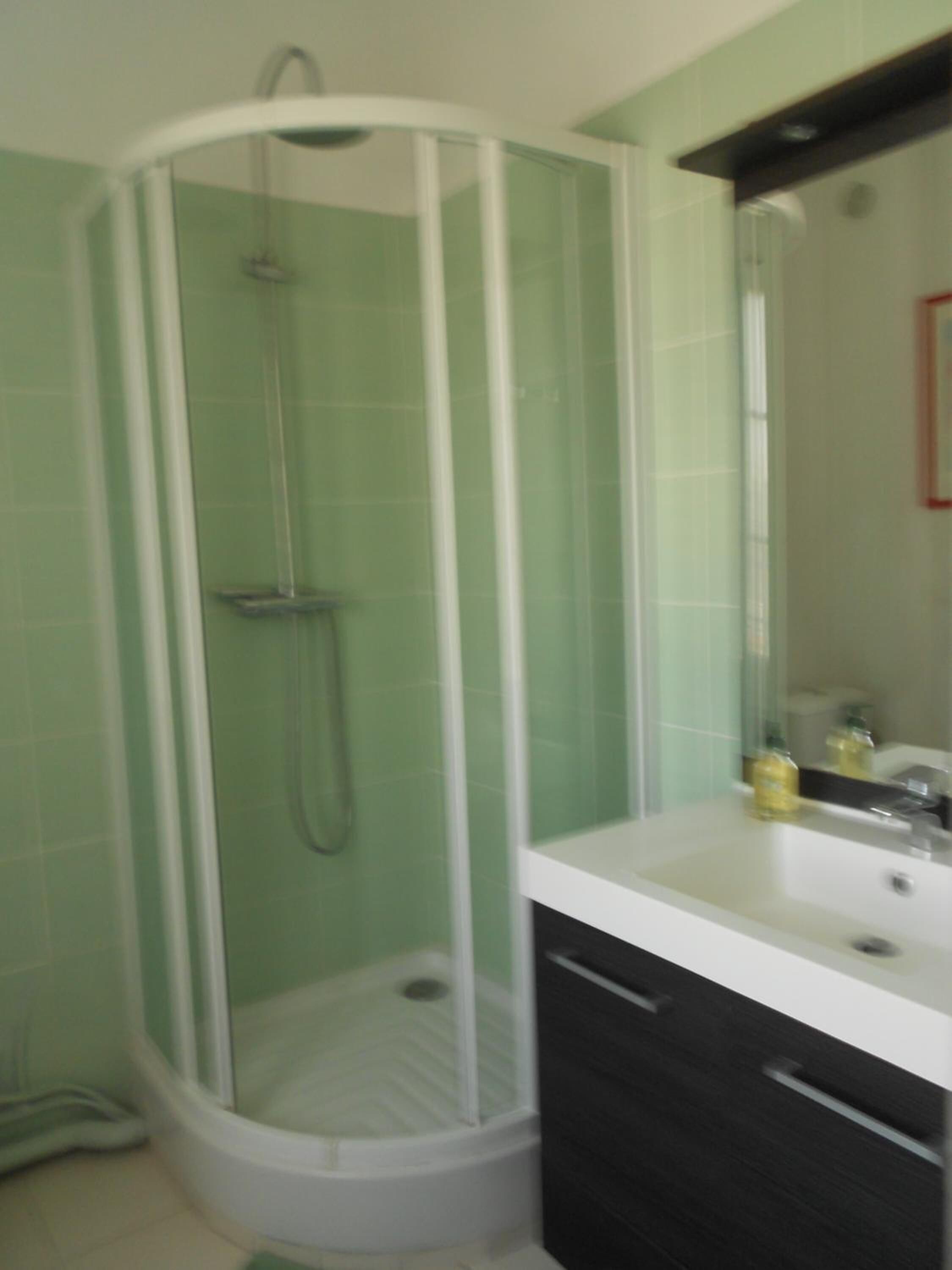 Douche, articles de toilette gratuits, sèche-cheveux