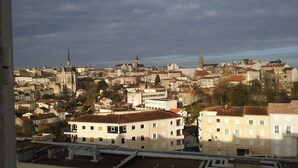 Un paisaje urbano con edificios históricos y una imponente aguja de iglesia.