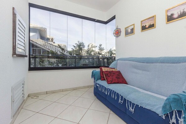 Appartement (Cayman 123) | Salle de séjour | Téléviseur