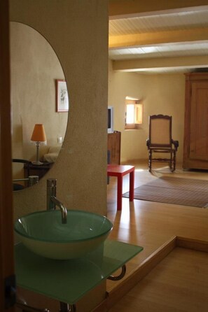 Komfortbadewanne, kostenlose Toilettenartikel, Handtücher