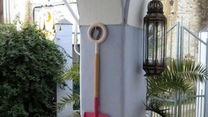 Ein Garten mit Schaufel, Blumentöpfen, Laterne und Eimer.