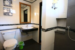 Superior Twin Room | Bathroom | Shower, rainfall showerhead, free toiletries, towels - At Home at Chiang Mai (Chiang Mai)