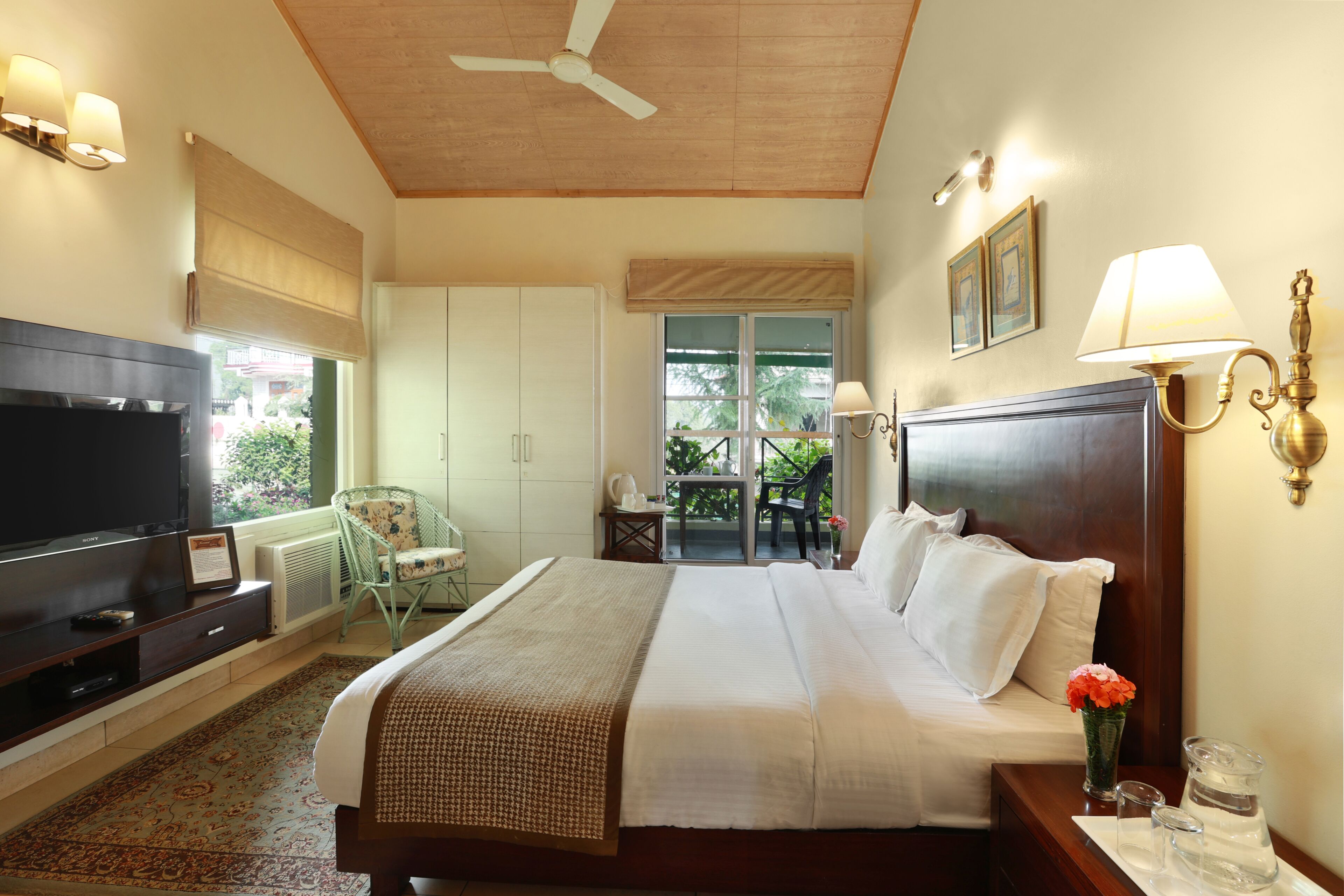 デラックス ルーム キングベッド 1 台 禁煙 シティビュー | 1 室のベッドルーム、セーフティボックス (室内)、客室ごとに異なるインテリア、デスク