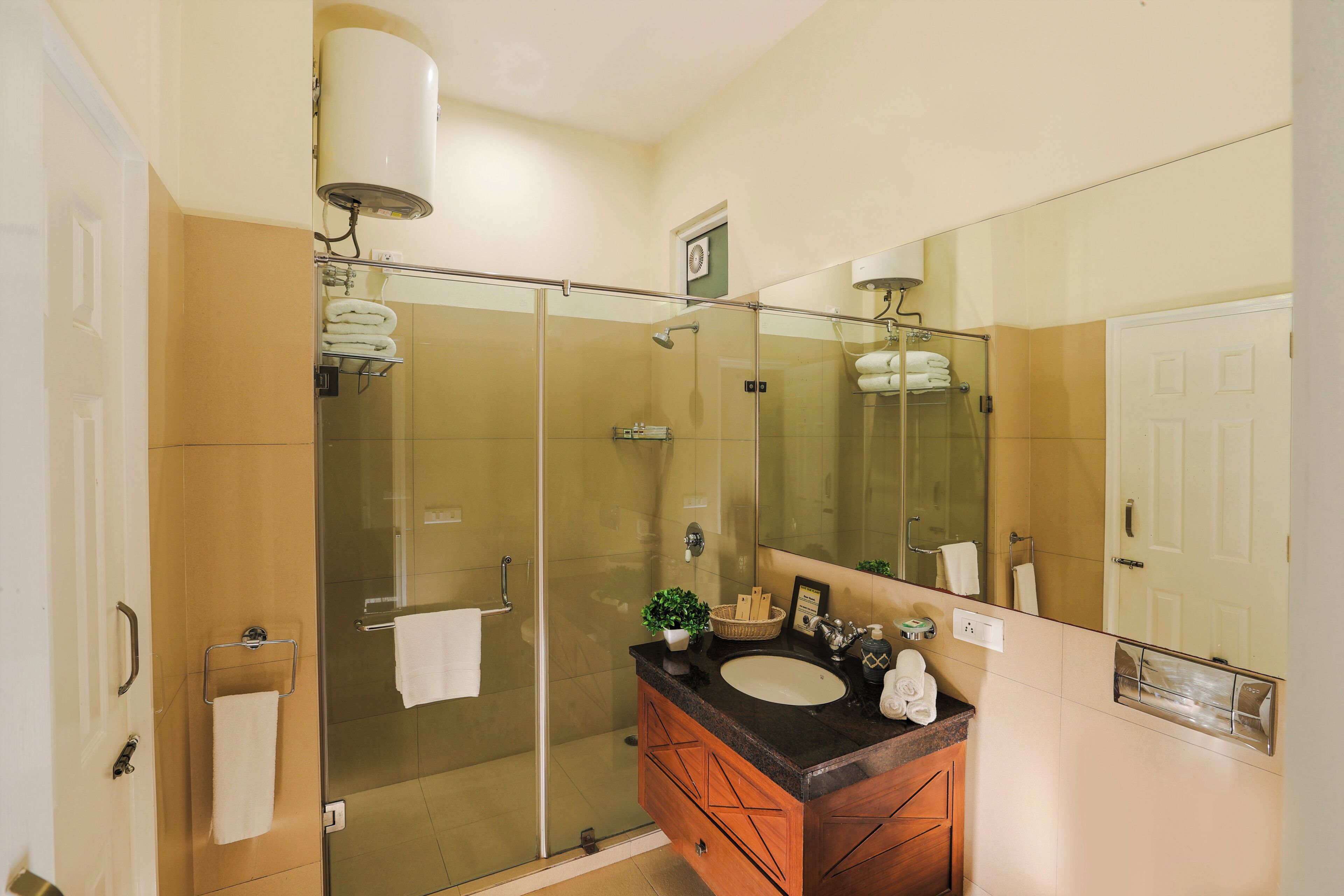 Dusche, Hydromassagedusche, Haartrockner, Hausschuhe