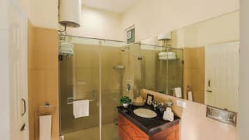 Dusche, Hydromassagedusche, Haartrockner, Hausschuhe