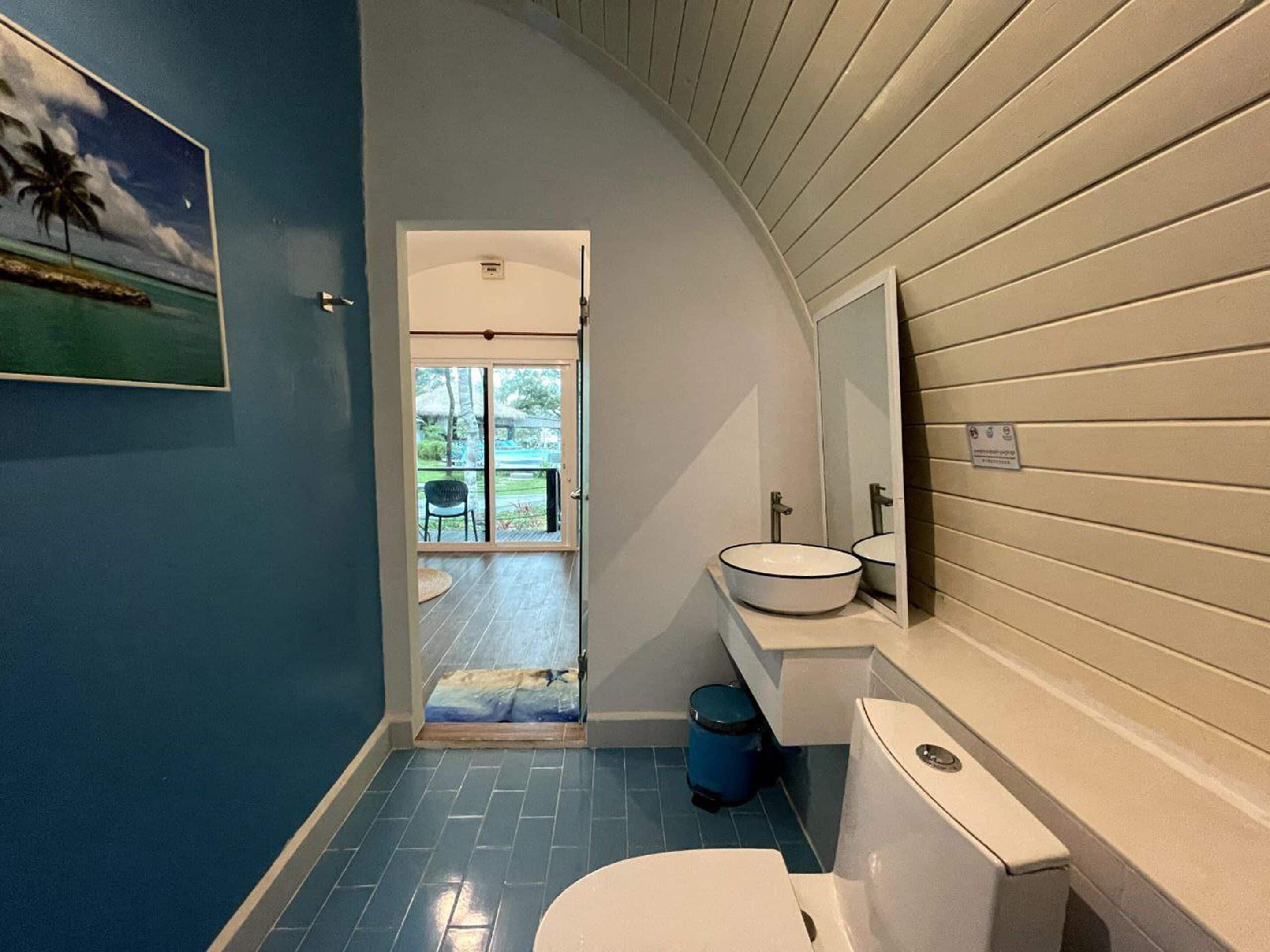 shower, rainfall showerhead, free toiletries, hair dryer