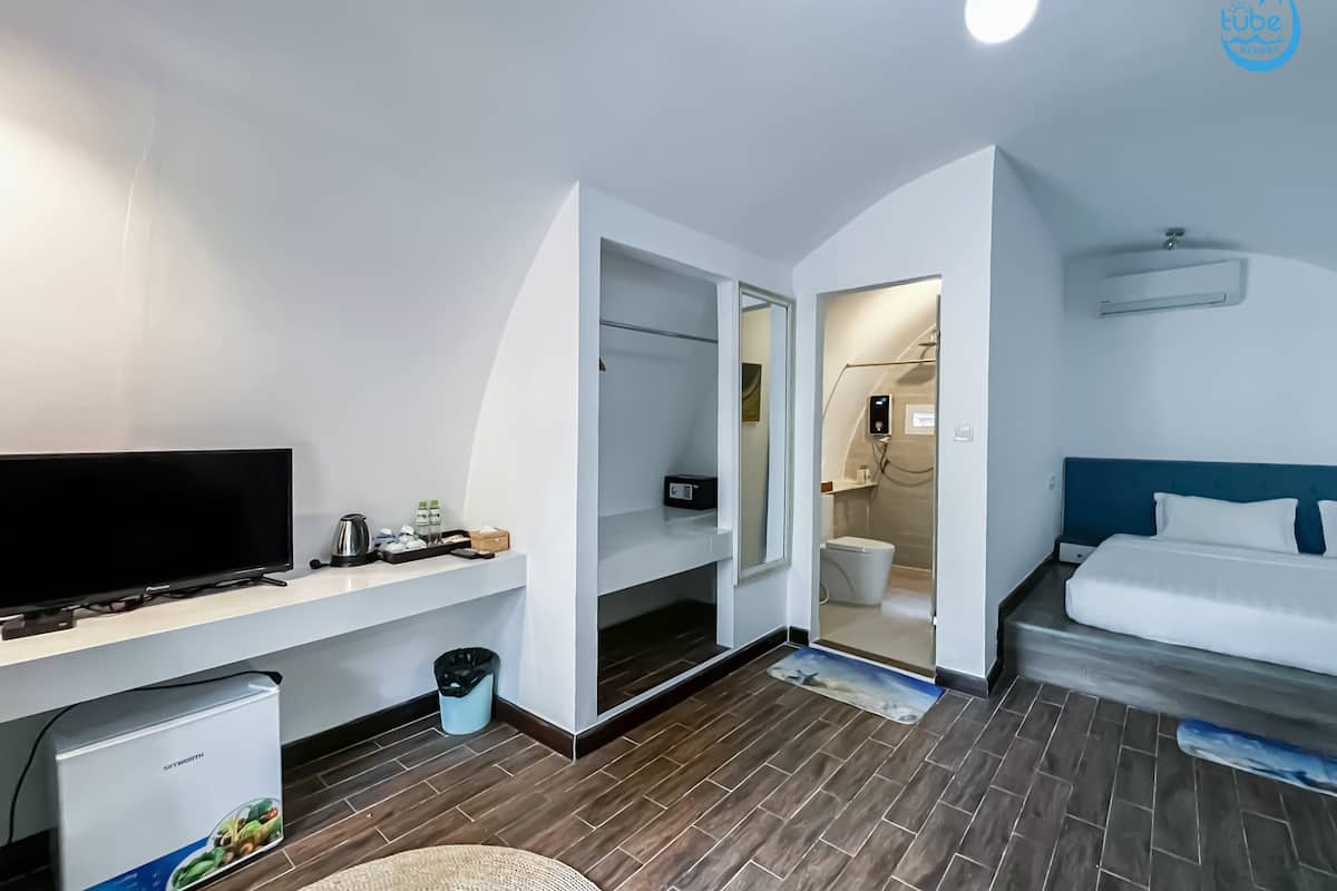 deluxe double garden view | premium bedding, minibar, in-room safe, desk