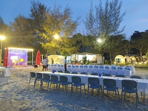Aperto a colazione, pranzo e cena, cucina locale
