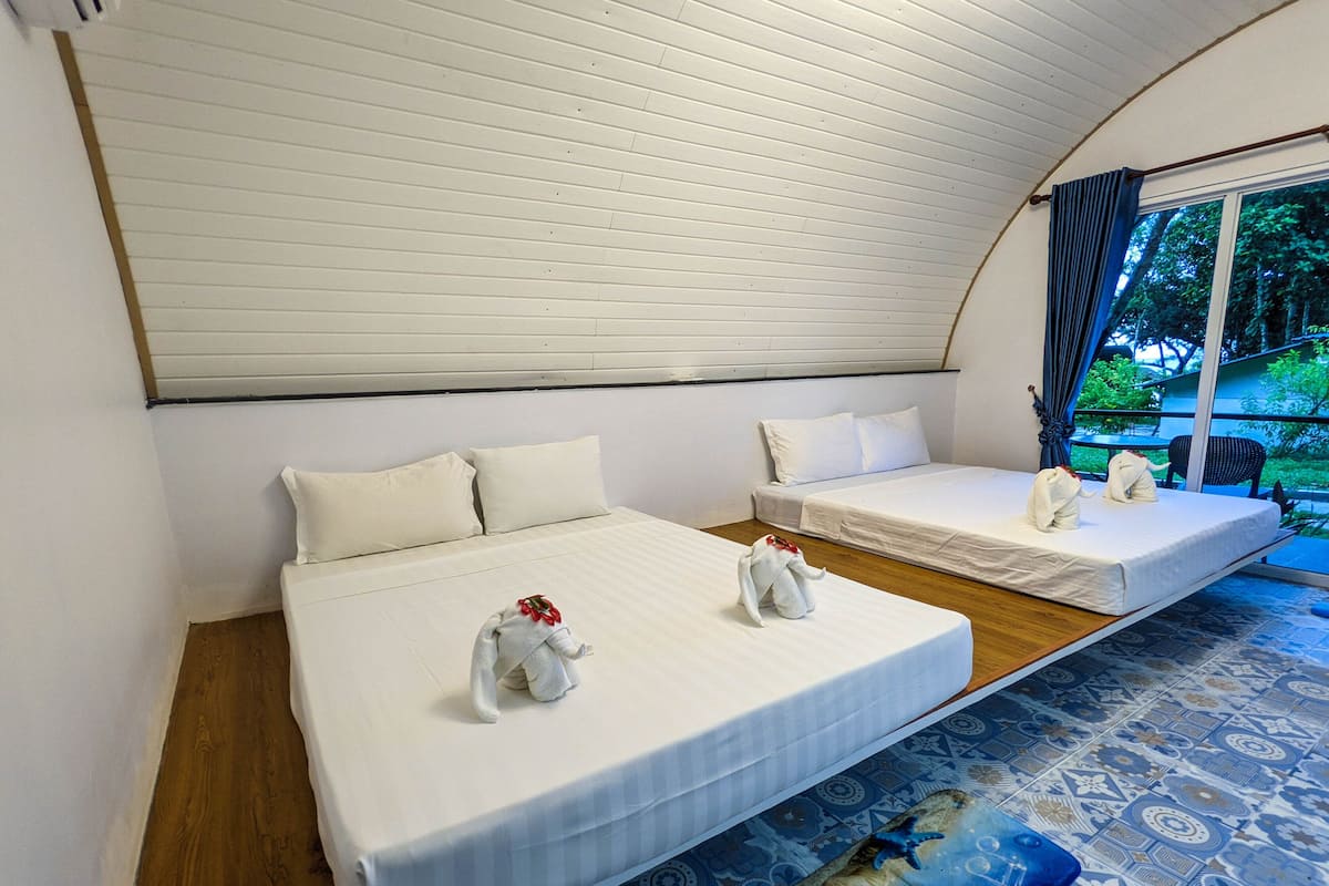 Hochwertige Bettwaren, Minibar, Zimmersafe, Schreibtisch