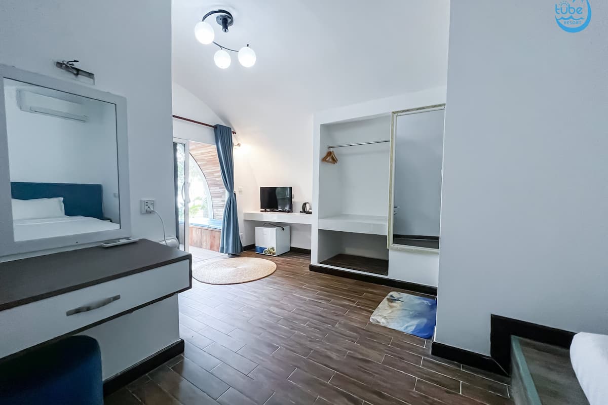 deluxe double sea view | premium bedding, minibar, in-room safe, desk