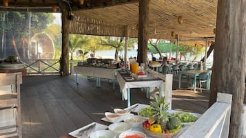Petit déjeuner buffet (12 USD par personne)