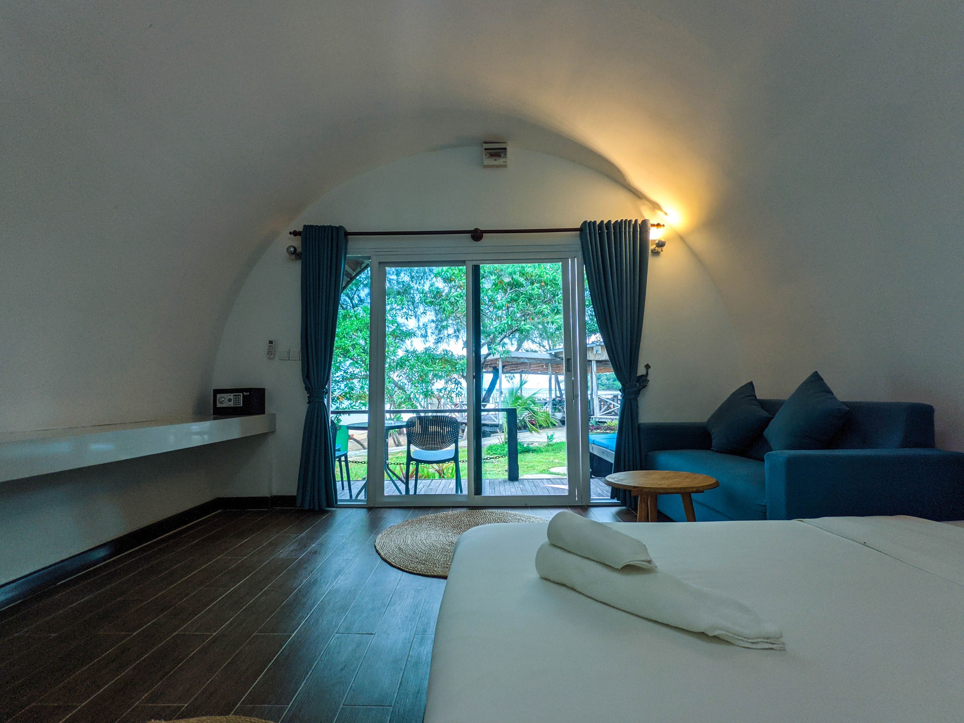 Familie driepersoonskamer, uitzicht op zee | Luxe beddengoed, een minibar, een kluis op de kamer, een bureau