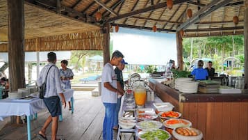 Petit déjeuner buffet servi tous les jours en supplément