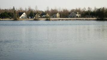 Ein ruhiger See mit Häusern am Ufer.