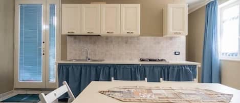 Family Apartment, 2 Bedrooms, Ground Floor | Private kitchenette | Stovetop, electric kettle, cookware/dishes/utensils