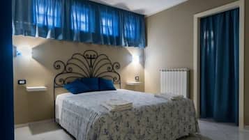 Family Apartment, 2 Bedrooms, Ground Floor | Desk, free WiFi, bed sheets