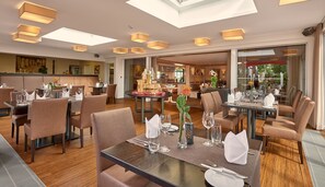 Petit déjeuner et dîner servis sur place