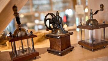 Tres molinillos de café antiguos exhibidos.