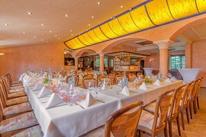 Breakfast and dinner served - Hotel Pfeffermühle (Siegen)