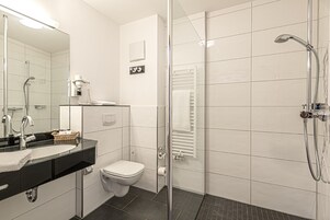 Ducha, artículos de tocador gratuitos, secador de pelo, toallas