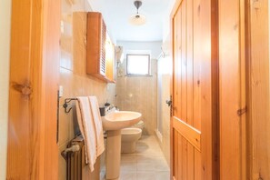 Departamento familiar, varias camas, Terraza, vista a la montaña | Baño | Regadera, regadera tipo lluvia, amenidades de baño gratuitas