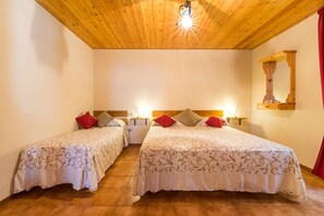 Departamento familiar, varias camas, Terraza, vista a la montaña | Sábanas italianas Frette, ropa de cama de alta calidad y edredón
