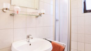 Habitación doble | Baño | Artículos de higiene personal gratuitos, secador de pelo y toallas