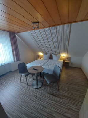 Habitación doble | Escritorio, wifi gratis, ropa de cama