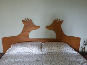 Kamer (Capriolo) | Luxe beddengoed, donsdekens, individueel gemeubileerd, een bureau