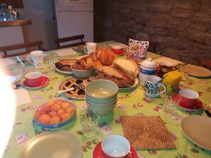 Free daily self-serve breakfast