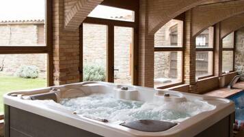 Casa, varias habitaciones, Terraza | Tina de hidromasaje