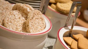 A bowl of rice krispies treats and cookies. - cervo (Livigno)