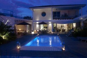 Fassade der Unterkunft – Abend/Nacht
