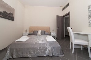 Escritorio, cortinas blackout, sistema de insonorización y wifi gratis 