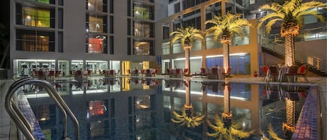2 piscines extérieures, chaises longues